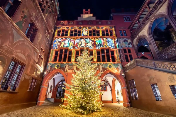 Basel Belediye Binası 'ndaki Noel ağacı İsviçre' nin Basel kentindeki Marktplatz 'a hakim olan 500 yıllık bir bina.