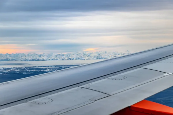 Utsikt Från Flygplansfönstret Schweiziska Bergen — Stockfoto