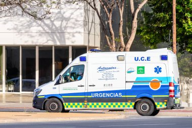 Huelva, İspanya - 3 Mayıs 2020: Ölümcül Coronavirüs salgını sırasında Huelva 'daki Endülüs Bulvarı' nda bir ambulans yarışıyor.
