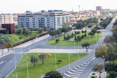 Huelva, İspanya - 13 Nisan 2020: Covid-19 Coronavirus karantinası nedeniyle Huelva şehrinin boş sokakları