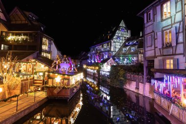 Colmar, Fransa - 1 Aralık 2019: Petite Venise veya küçük Venedik, Colmar, Noel zamanı süslenmiş, Alsace, Fransa