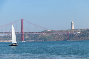 Arka planda 25 Nisan köprüsü olan yelkenli. 