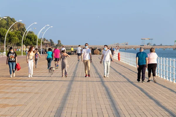 Huelva Spagna Maggio 2020 Persone Che Escono Una Passeggiata Indossando — Foto Stock