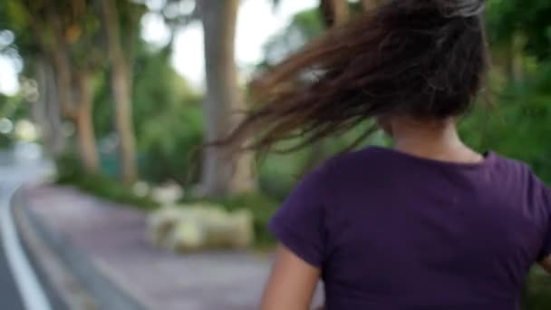 Mujer joven corriendo al atardecer en cámara lenta — Vídeo de stock