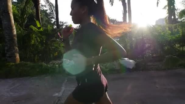 Mujer joven corriendo al atardecer en cámara lenta — Vídeos de Stock