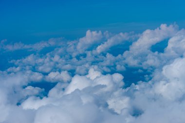 Mavi gökyüzüne karşı fantastik yumuşak beyaz bulutlar