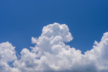 Mavi gökyüzüne karşı fantastik yumuşak beyaz bulutlar