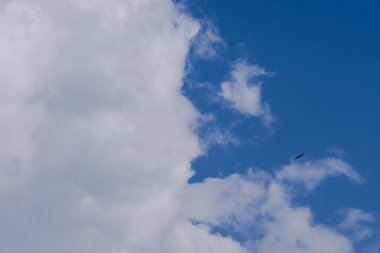 Mavi gökyüzüne karşı fantastik yumuşak beyaz bulutlar