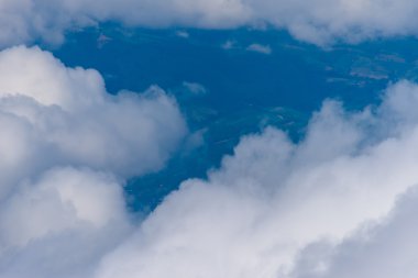 Mavi gökyüzüne karşı fantastik yumuşak beyaz bulutlar