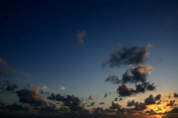 Cielo Blu Con Nuvole Bianche Blu Rosa Cielo Limpido Bellissimo — Foto Stock