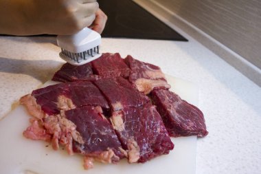 Et doğranır. Hazırlık