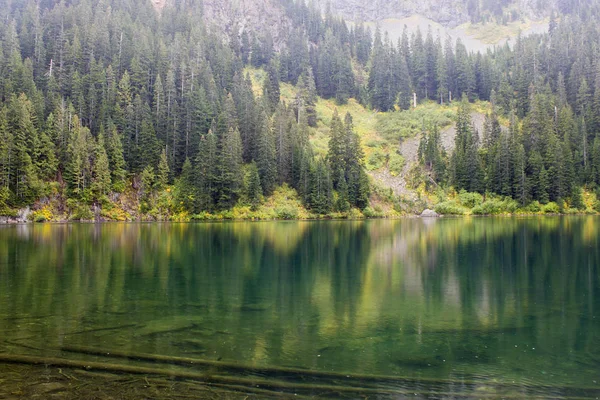Lac dans les montagnes — Photo