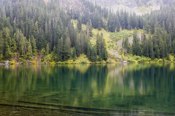 Lake in the mountains — Stock Photo, Image