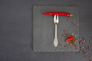 Bir çatal üzerinde kırmızı biber. Keskin baharat