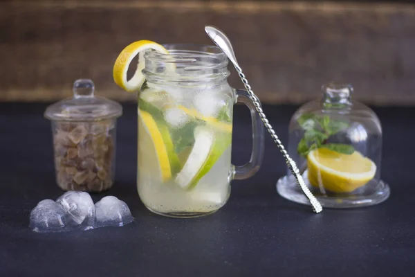 Ein Glas hausgemachte Limonade auf dunklem Hintergrund — Stockfoto