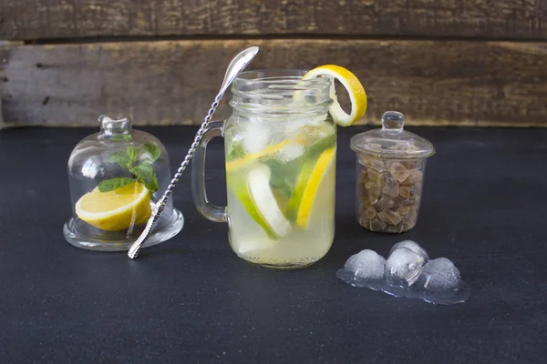 Ein Glas hausgemachte Limonade auf dunklem Hintergrund — Stockfoto