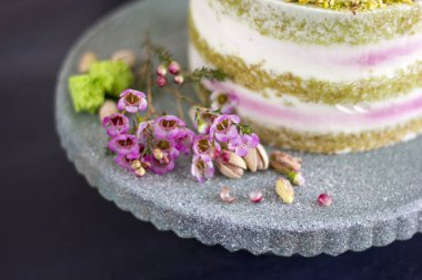 Antep fıstığı ile güzel pembe çiçekler