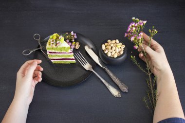 Bir parça kek ahududu Dolum ve antep fıstığı