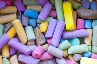 Tebeşir renkli parçaları. Renkli tebeşir kırık parçaları