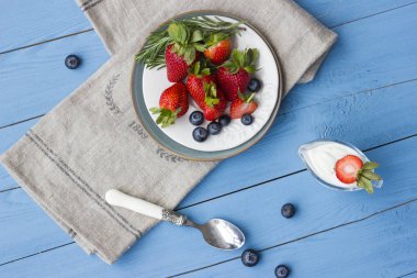 Sağlıklı kahvaltı yoğurt ve meyveleri sağlık ve diyet kavramı