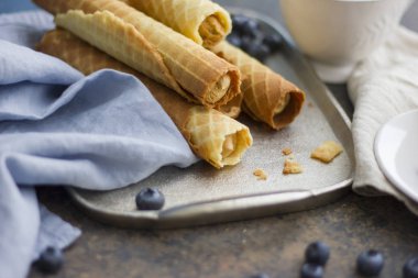 Gofret yoğunlaştırılmış süt ile tepsiye alır.