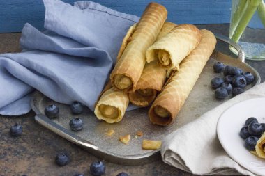 Gofret yoğunlaştırılmış süt ile tepsiye alır.