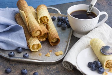 Gofret yoğunlaştırılmış süt ile tepsiye alır.