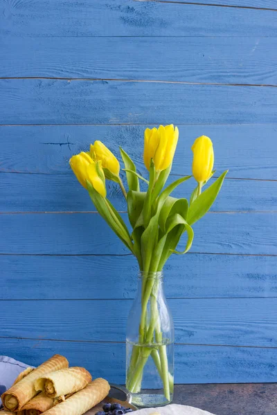 Gelbe Tulpen in einer Glasvase — Stockfoto