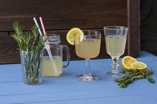 Deliciosa limonada fresca en copas de vidrio —  Fotos de Stock