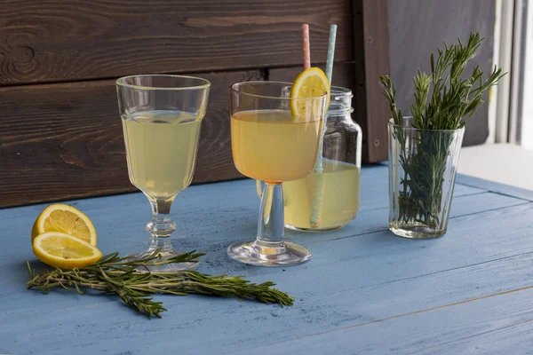 Leckere, frische Limonade in Glasbechern — Stockfoto