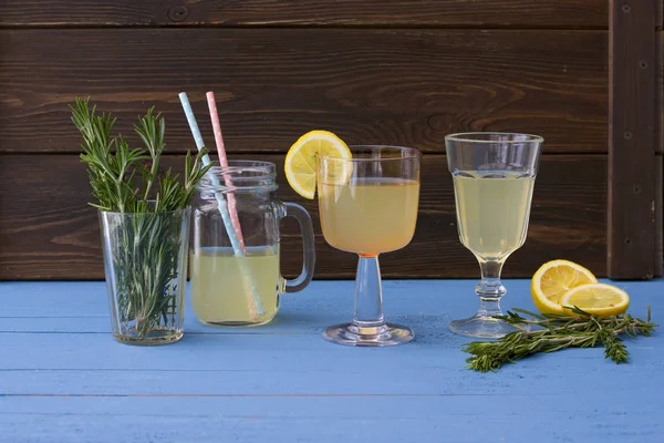 Deliciosa limonada fresca en copas de vidrio —  Fotos de Stock