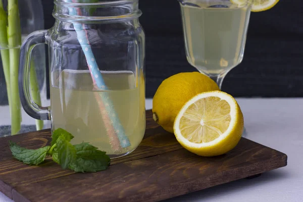 Frische Zitronen für eine schmackhafte Limonade — Stockfoto