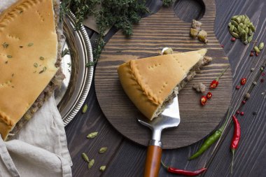 Et ve patates, ev yapımı ile bir pasta. Ahşap bir gemide