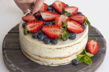 Diyet kek çilek bir ahşap tepsi ile