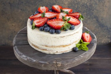 Diyet kek çilek bir ahşap tepsi ile