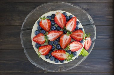 Diyet kek çilek bir ahşap tepsi ile