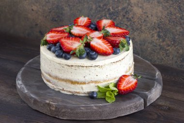 Diyet kek çilek bir ahşap tepsi ile