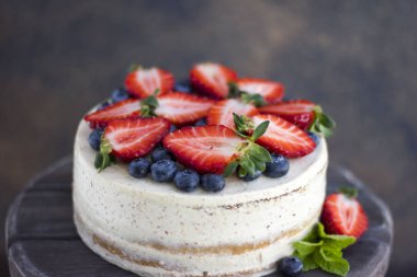 Diyet kek çilek bir ahşap tepsi ile