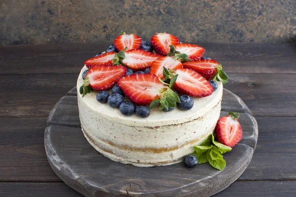 Torta dietetica con bacche su un vassoio di legno — Foto Stock