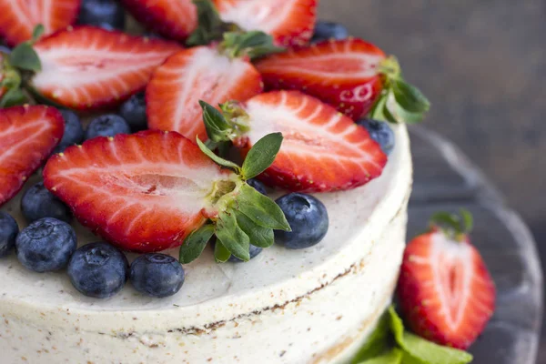 Torta dietetica con bacche su un vassoio di legno — Foto Stock