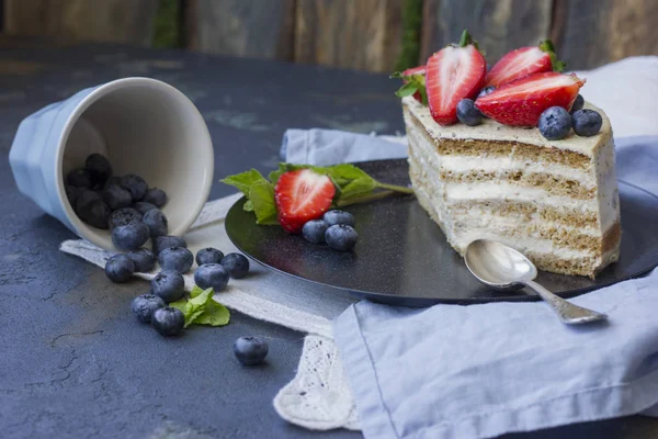 Torta dietetica con bacche. Un gioco da ragazzi. Delizioso dessert sano — Foto Stock