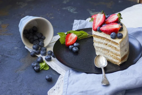 Torta dietetica con bacche. Un gioco da ragazzi. Delizioso dessert sano — Foto Stock