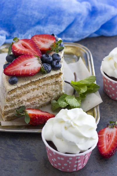Кусок диетического торта с ягодами и кепками — стоковое фото