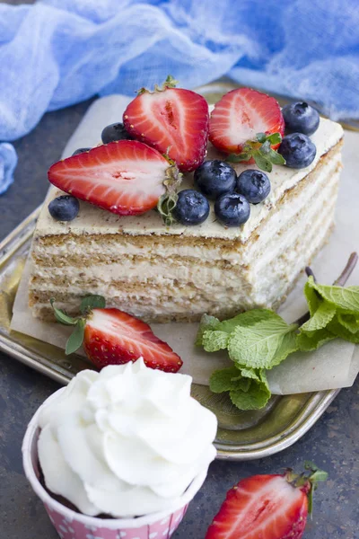 Un pezzo di una torta di dieta con bacche e berretti — Foto Stock