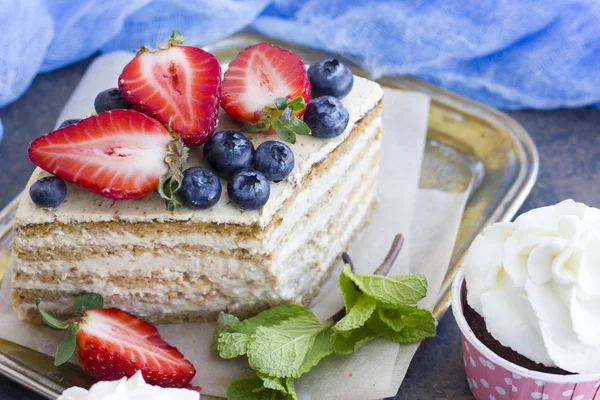 Bir diyet kek çilek ve capcasks bir parça