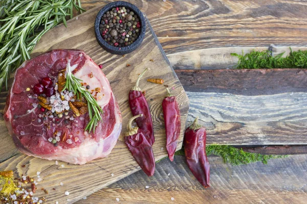 Nyers hús Ribeye steak egy fából készült háttér. — Stock Fotó