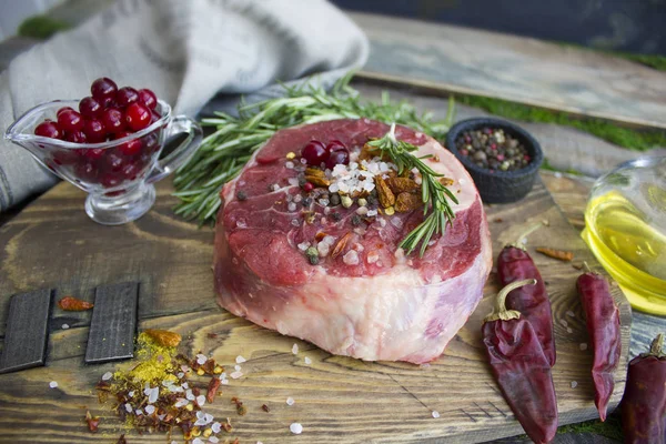 Nyers hús Ribeye steak egy fából készült háttér. — Stock Fotó