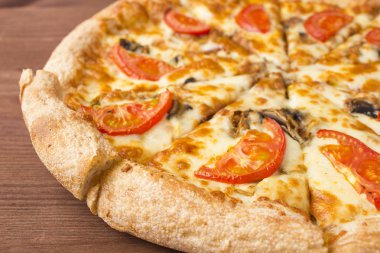 Peynir ve domates mantarlı pizza