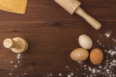 Arka plan yemek. Yumurta, un, oklava, ahşap bir masa üzerinde tolkushka.