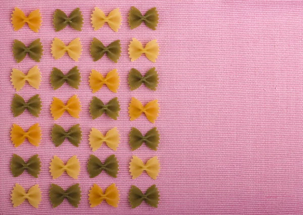 Macarrones farfalle de color. Tres colores. Contexto — Foto de Stock